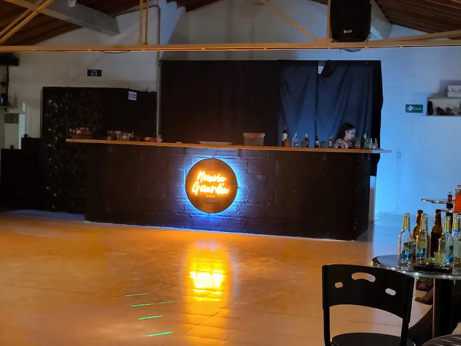 Barra de Nueva Guardia con el logo iluminado frente a la pista