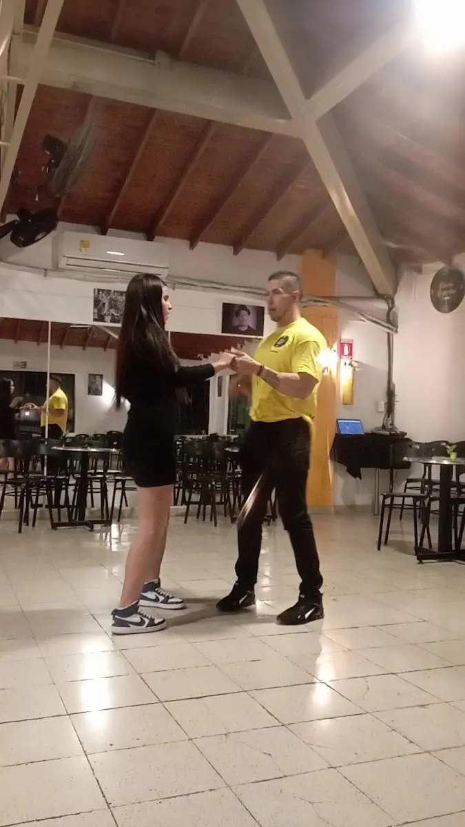 Pareja practicando pasos en la pista