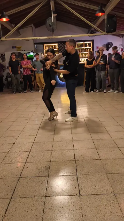 Pareja bailando bachata frente al público
