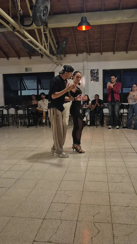 Pareja bailando salsa en la pista