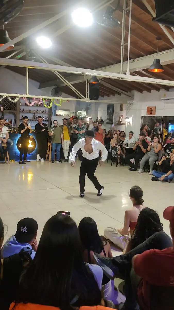 Bailarín improvisando en el centro de la pista durante un reto